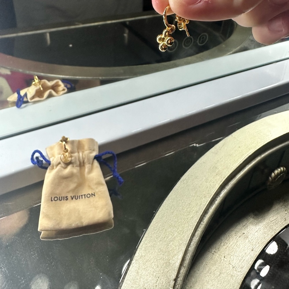 Gold Louis Vuitton earrings - Picture 8 of 10